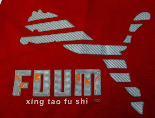 Con b%C3%A1o s%C6%B0 t%E1%BB%AD huy%E1%BB%81n tho%E1%BA%A1i c%E1%BB%A7a h%C3%A3ng th%E1%BB%9Di trang Puma tr%E1%BB%9F th%C3%A0nh con m%C3%A8o v%E1%BA%B1n tr%C3%AAn s%E1%BA%A3n ph%E1%BA%A9m n%C3%A0y c%C3%B2n t%C3%AAn th%C6%B0%C6%A1ng hi%E1%BB%87u th%C3%AC bi%E1%BA%BFn th%C3%A0nh Foum.